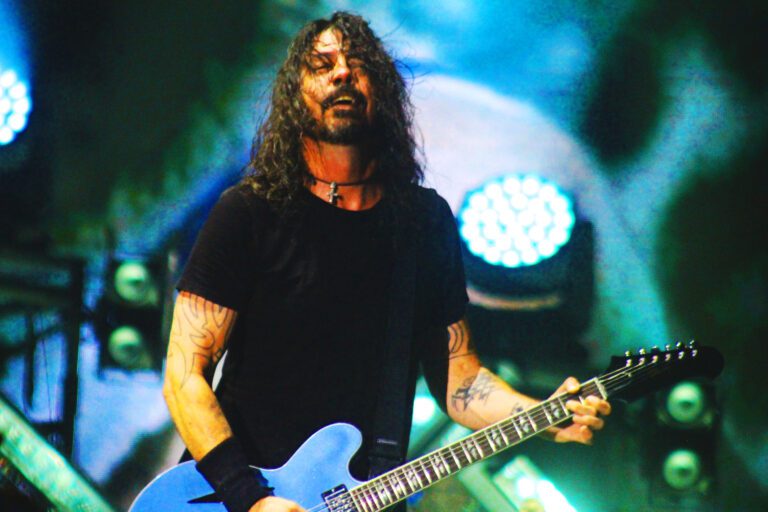 EVERLONG: ¿DEDICADA A LA ESPOSA O AMANTE?